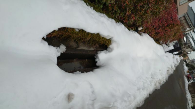 図5 側溝の上に残った雪の下は空洞になっている（筆者撮影）