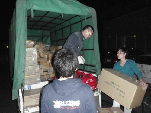 仙台高専に到着して、救援物資をトラックから下ろしている様子（災害救援隊撮影）