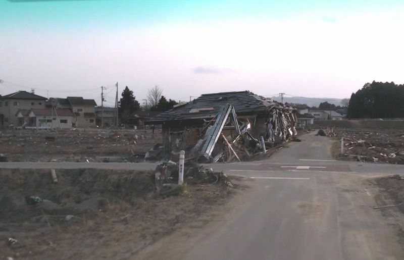 図3 東日本大震災で田んぼに流れ着いた家屋（2011年4月2日筆者撮影）