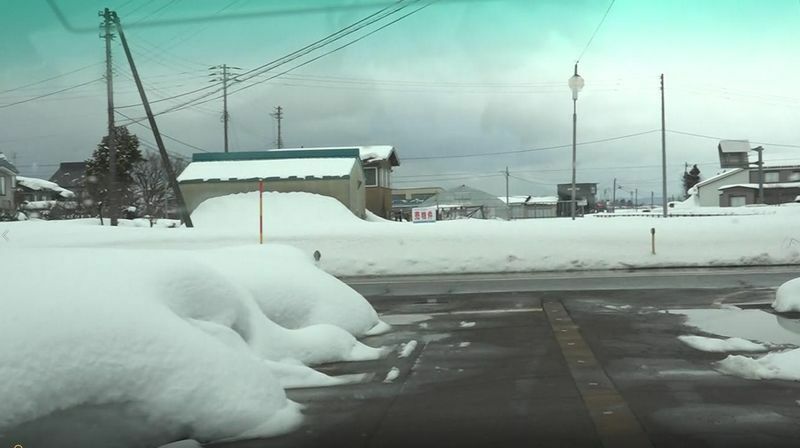 図1 2月25日長岡市内の様子。積雪は70 cm程度（筆者ドラレコ撮影）