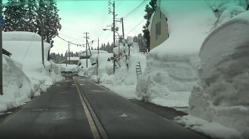 図2 小千谷市内の積雪の様子（筆者ドラレコ撮影）