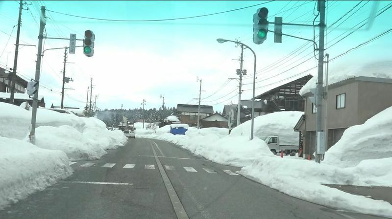 図3 国道117号線津南町の様子。多くの屋根に雪はない（筆者ドラレコ撮影）