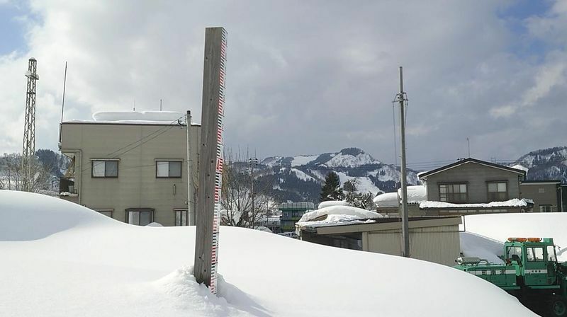 図5 津南町役場敷地内にある積雪計。最大値500 cmで、400 cmの4の赤字が大きく見えている（筆者撮影）