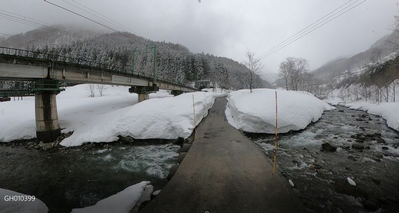 図4 上越北線直轄工事殉職碑近くにある沈下橋。雪解けシーズンには近づかないのが無難（筆者撮影）