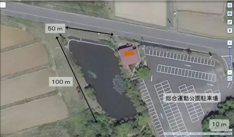 図2 事故現場のため池の上空写真（Yahoo!地図から転載し筆者作成）