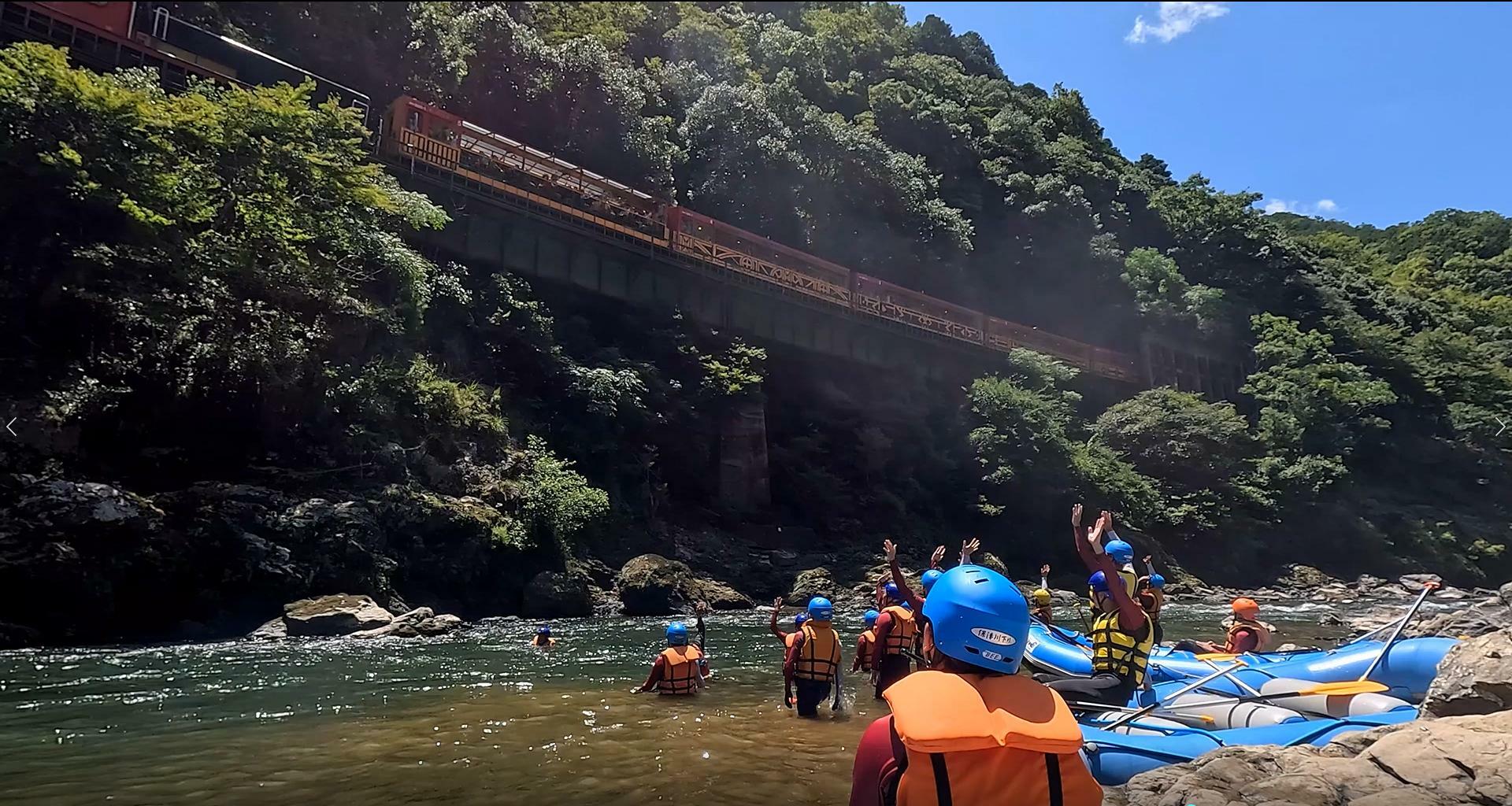 図6 トロッコ列車に手を振る学生たち。誰も流された学生に気づいていない（筆者撮影）