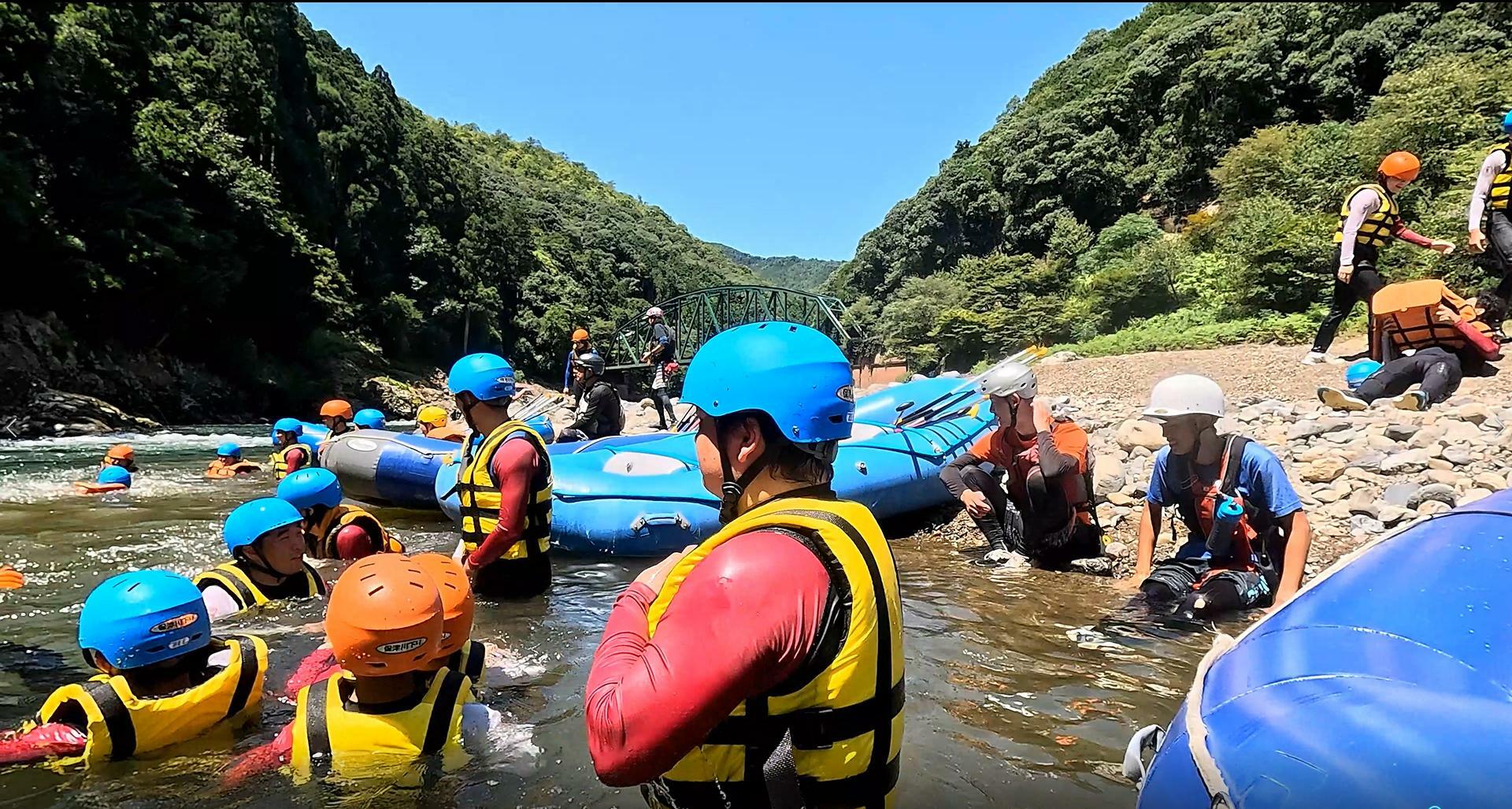 図8 傾斜のきつい河原では、川の水深も大きく変わり、水難事故が発生しやすい（筆者撮影）