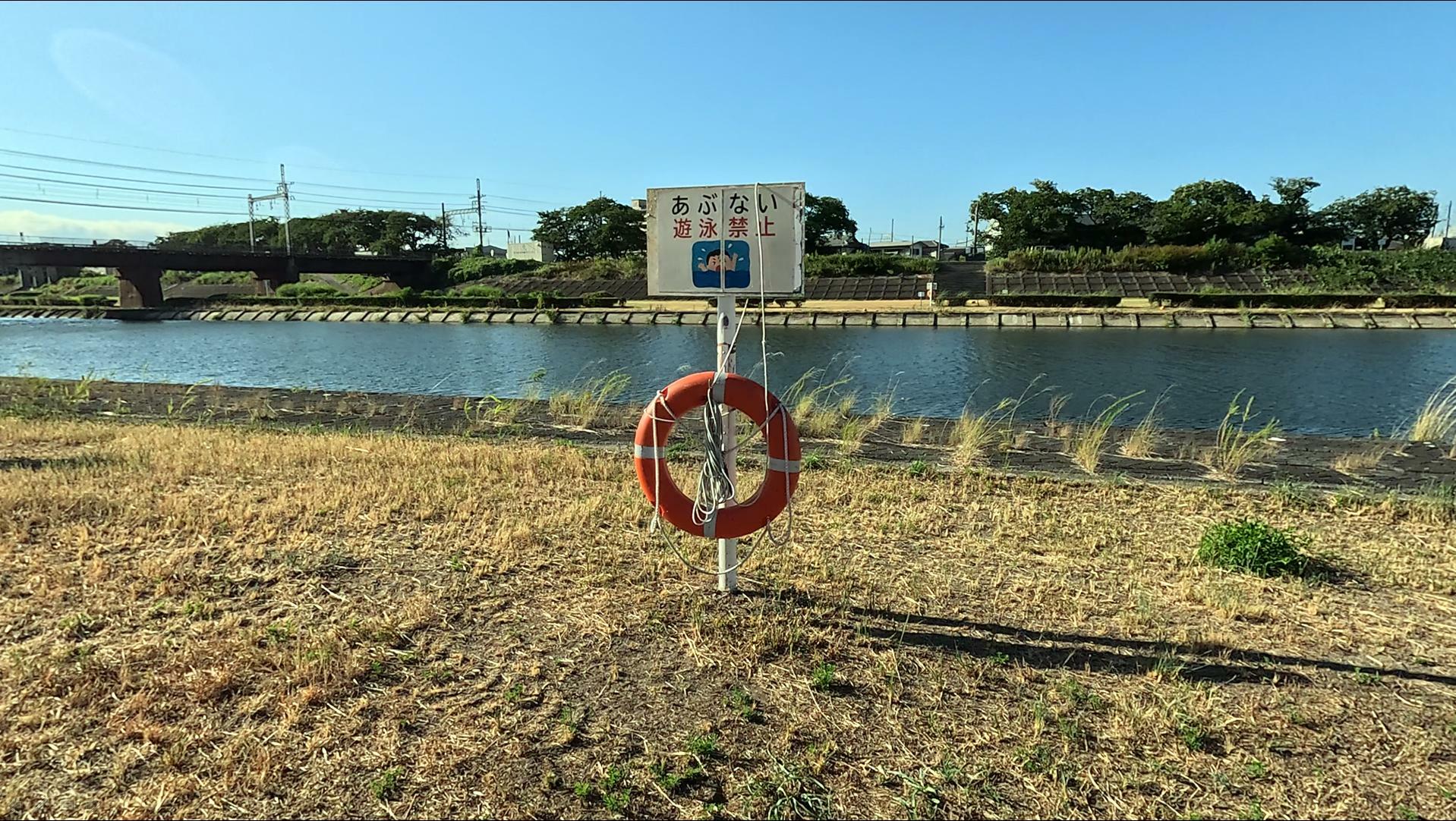 図3 水難事故の発生した現場と考えられる河原。対岸に写っている壁面と同じ構造の壁面がこちらの岸にも見られる（筆者撮影）