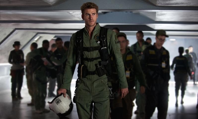 リアムが演じるジェイクは、勇敢だが無茶な行動も多い戦闘機パイロット
