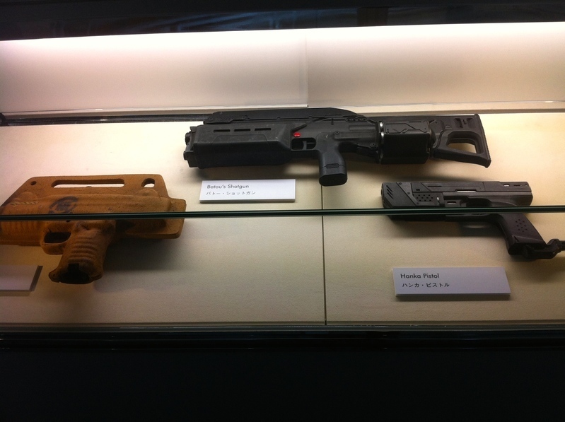 スキニーマンの銃（左下）には漢字も。中央はバトーのショットガン