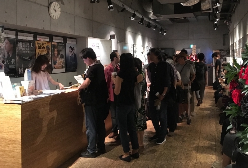 7/29（日）、『カメラを止めるな！』を上映中の渋谷ユーロスペース。すでに満席にもかかわらず、チケット窓口には列が作られていた。撮影／筆者