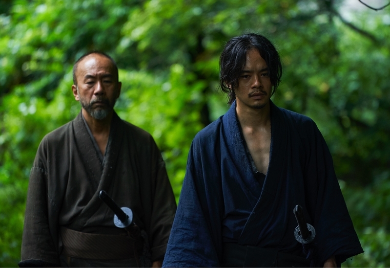 左が澤村役の塚本晋也監督。右は主人公・都築杢之進を演じる池松壮亮
