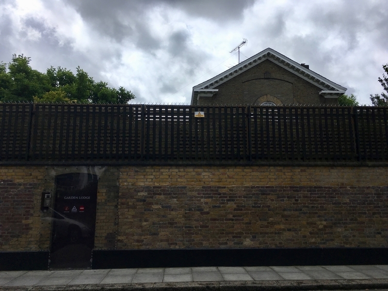 ロンドンの市街地から離れた住宅地に、ひっそりとたたずむ、フレディの自宅「ガーデン・ロッジ」。もしかしたら今もメアリーが生活しているのだろうか……。（撮影／筆者）