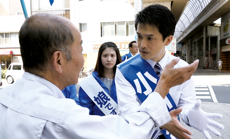 文字どおり地盤ナシで、家族の力も借りて衆議院選挙に出馬した小川淳也。香川1区には、地元の四国新聞や西日本放送のオーナーの一族である、平井卓也という強力な相手がいた。