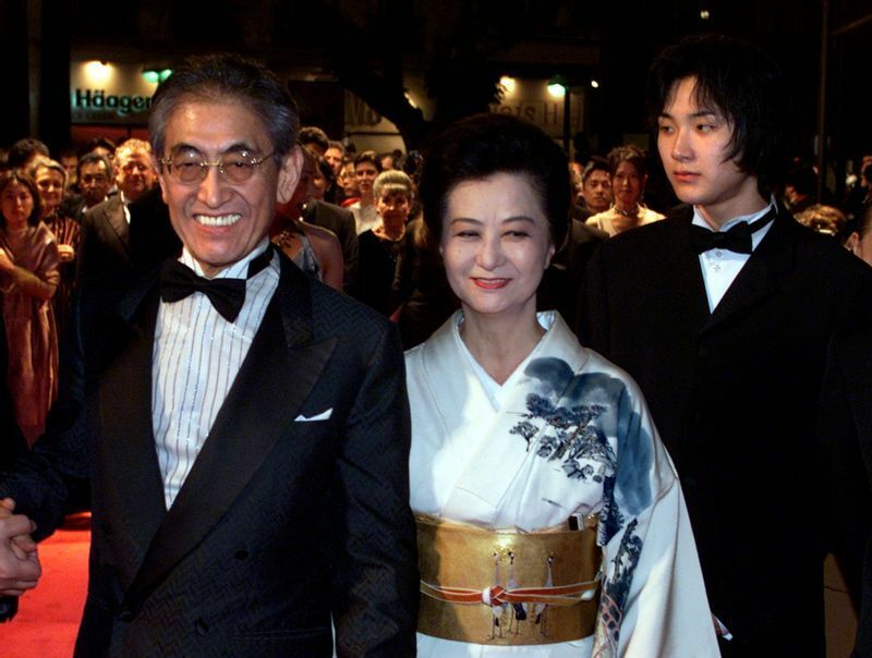 2000年のカンヌ国際映画祭、『御法度』の上映に、妻で女優の小山明子と出席した大島渚監督。右は『御法度』主演の松田龍平。当時17歳になったばかり。