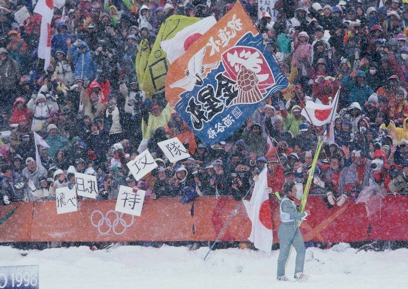 1998年、長野オリンピック、スキージャンプ、ラージヒル団体で日本が金メダルを獲得し、大観衆の熱狂も頂点に達した。このような満員の光景は2021年の東京五輪では見られそうにないが……。