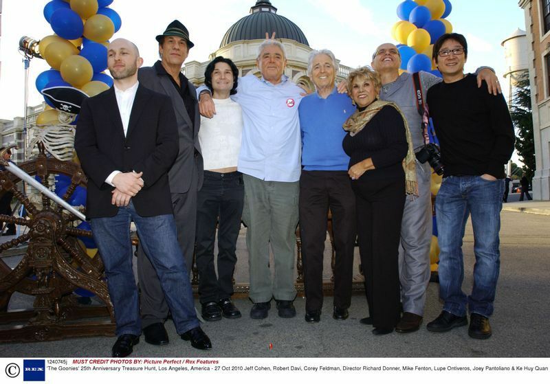 2010年、『グーニーズ』25周年で集まったキャストたち。いちばん右がキー・ホイ・クァン。