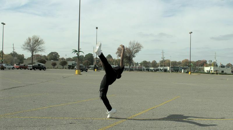 メンフィスの屋外の駐車場で「白鳥」を踊るリル・バック。