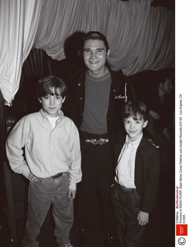 『ラジオ・フライヤー』のプレミアより。右がジョゼフ・マゼロ（当時8歳）。左が共演のイライジャ・ウッド（当時11歳）。中央はプレミアのゲスト、コリー・フェルドマン。