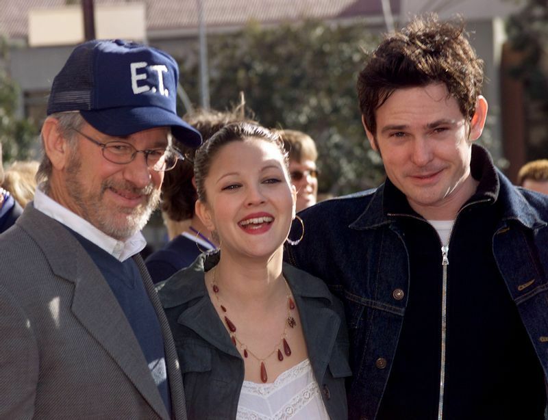 2002年、『E.T.』20周年のイベントで再会した、（左から）スティーヴン・スピルバーグ、ドリュー・バリモア、ヘンリー・トーマス。