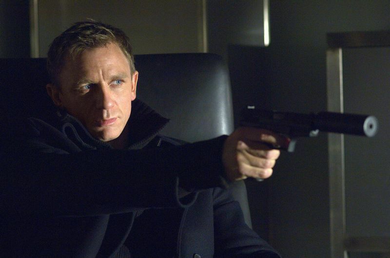 『007 カジノ・ロワイヤル』のダニエル・クレイグ。6代目ジェームズ・ボンドに選ばれた当初は賛否両論だったが、公開されるや新たなボンド像が大人気となった。