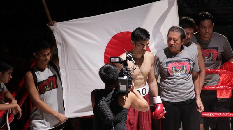 異国のコーチの下で試練に挑む日本人ボクサーの物語は、スポ根テイストも満点のヒューマンドラマ。(c) 2021 GENSAN PUNCH Production Committee