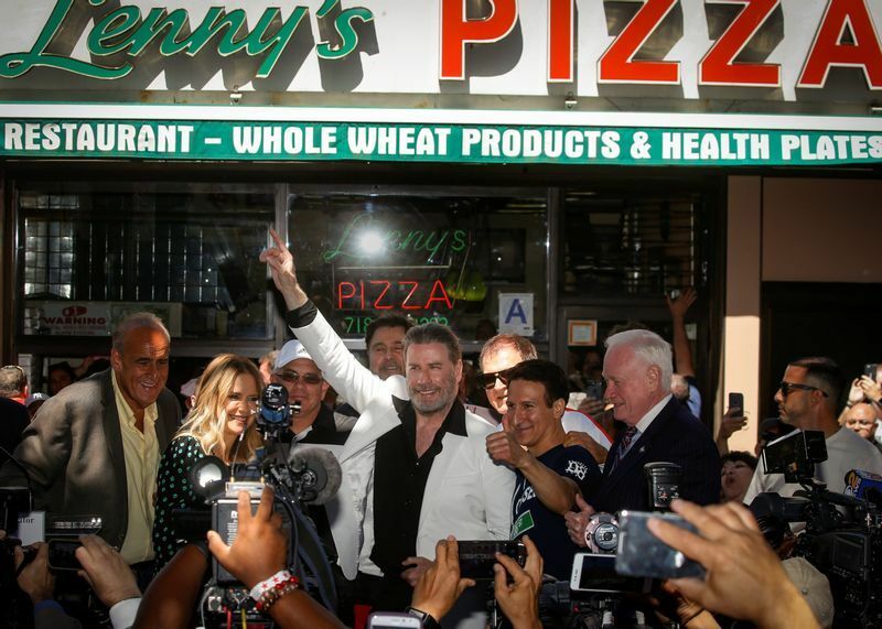 2018年、『サタデー・ナイト・フィーバー』に登場したピザ店の前でポーズを決めるジョン・トラヴォルタ。