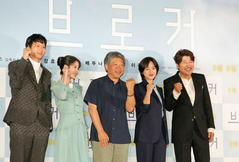 ソン・ガンホ（右）やカン・ドンウォン（左）と一緒にソウルで完成作を披露した是枝裕和監督。