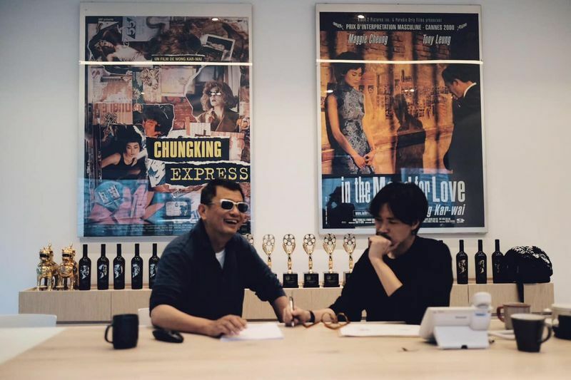『バッド・ジーニアス』を観たウォン・カーウァイ（左）がプロデューサーを買って出た。脚本段階では1年にも及ぶやりとりがあったが、撮影はプーンピリヤ監督にすべて任された。