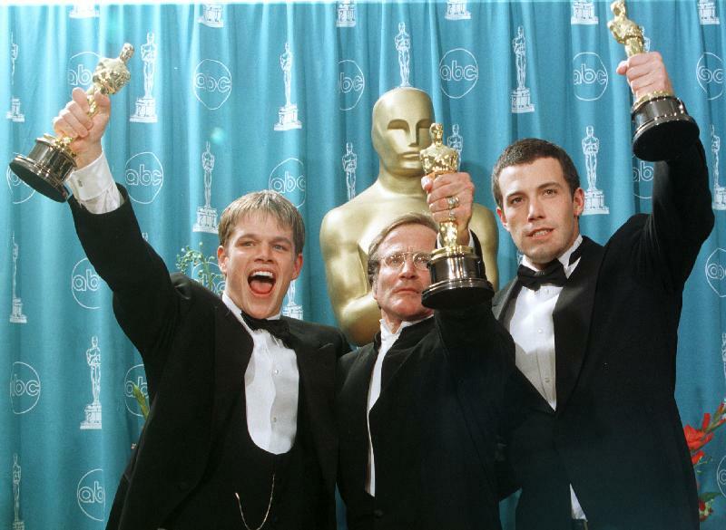 1998年、第70回アカデミー賞で脚本賞を受賞したマットとベン。2人の間に立つのは同作で助演男優賞を受賞した故ロビン・ウィリアムズ