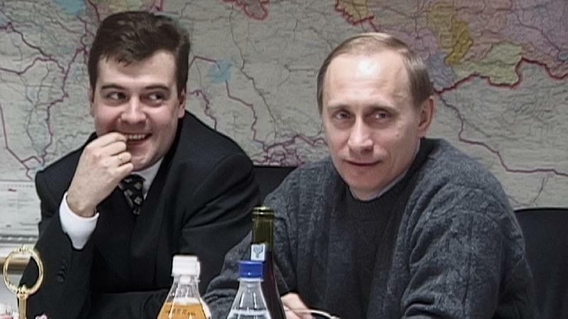 2000年大統領選の結果を待つプーチン。選挙対策本部責任者のメドヴェージェフと