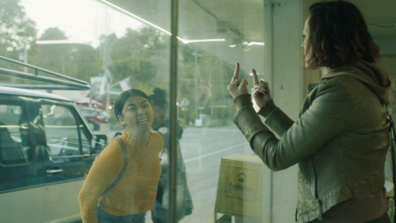 アジア系の住人への差別意識は、映画の後半、目を覆うような事件へ発展する。