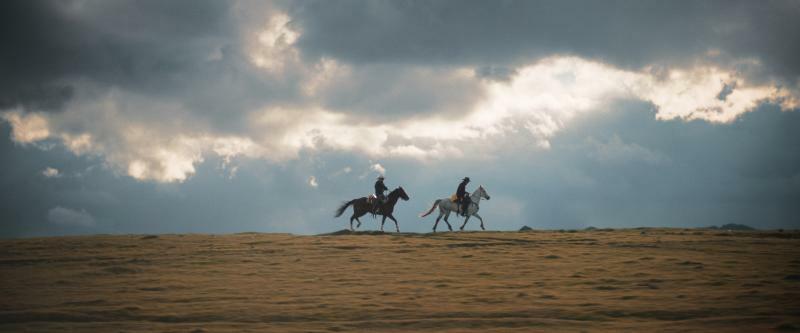 モンタナの雄大な自然をバックに、井浦新が馬に乗るシーンも。