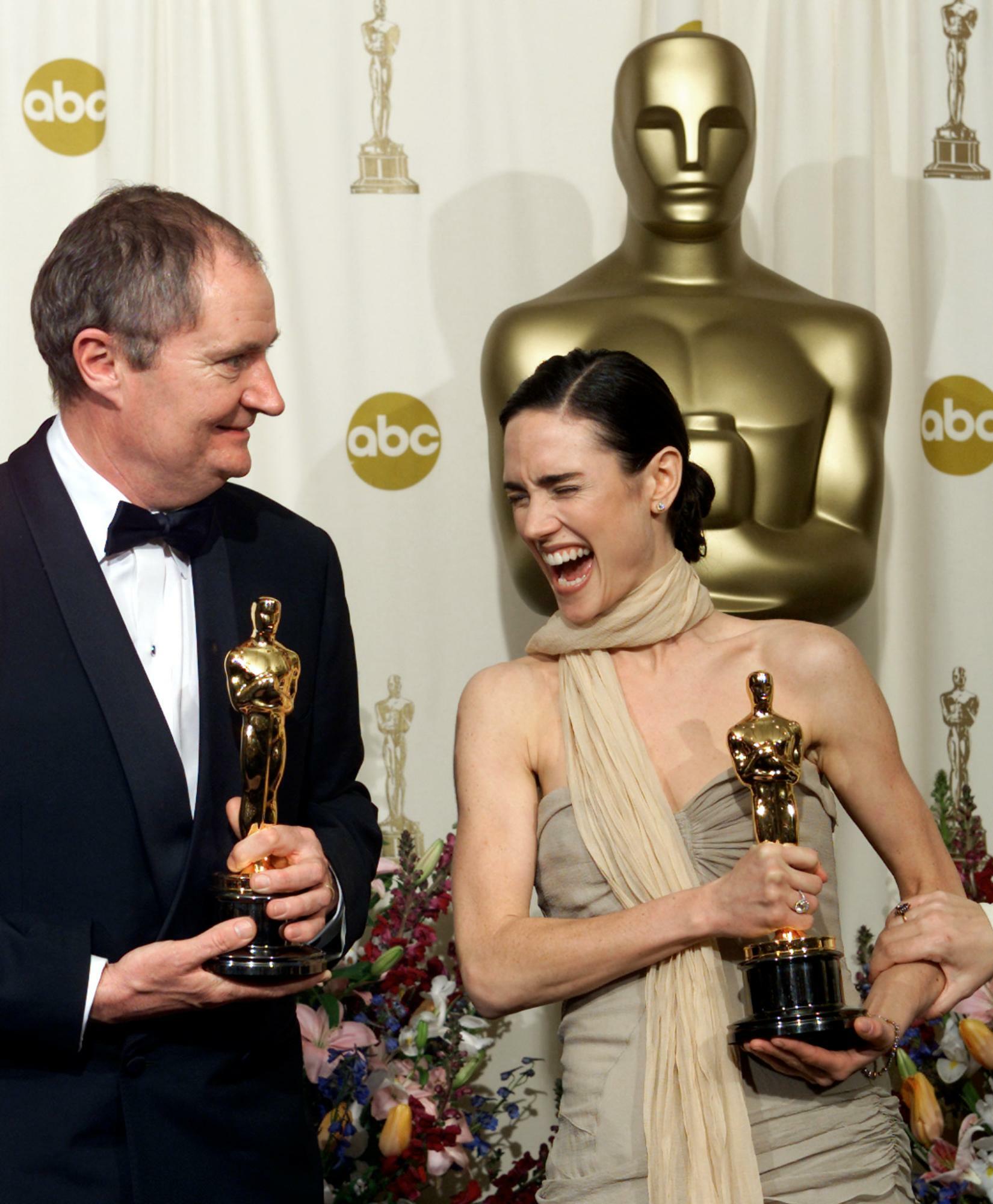 『アイリス』でアカデミー賞助演男優賞を受賞したブロードベント。右は『ビューティフル・マインド』で助演女優賞のジェニファー・コネリー。