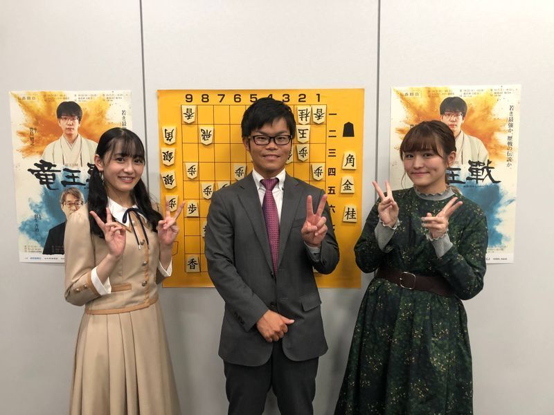 読売新聞の竜王戦中間展望の記事で戸辺誠七段と後輩の向井葉月(乃木坂46)と共に(乃木坂46合同会社提供)