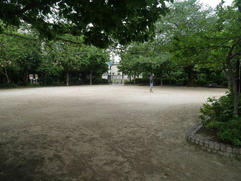 雨上がりで人は少なかった。公園の半分は平らでボール遊びも可能だ。