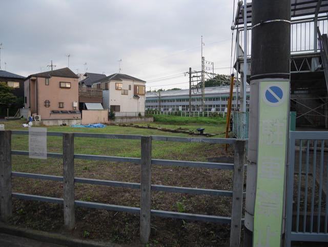 遊び場の代替地は井の頭線の線路すぐそばの空き地だった