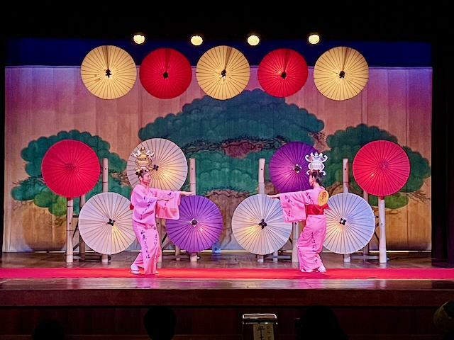 八千代座で踊る灯籠踊りの女性たち　（筆者撮影）