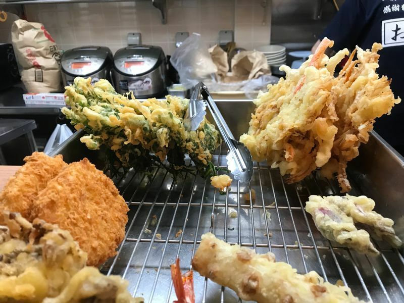 閉店間際で少々売り切れているが、それでもうまそうな天ぷらが並ぶ「そば処おか田」（筆者撮影）