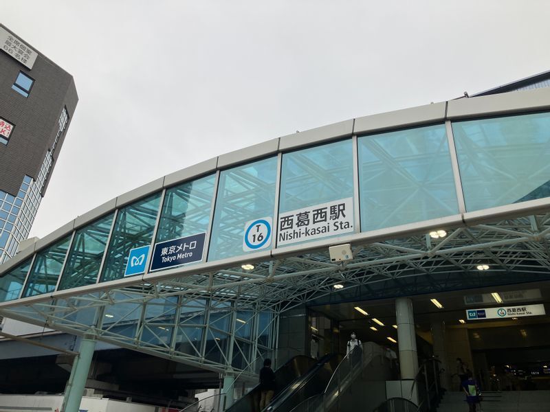 賑わいを見せる西葛西駅北口（筆者撮影）