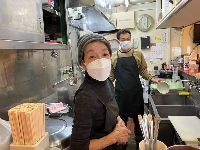 女将さんの倉田ふじこさんと息子の貞男さん（筆者撮影）