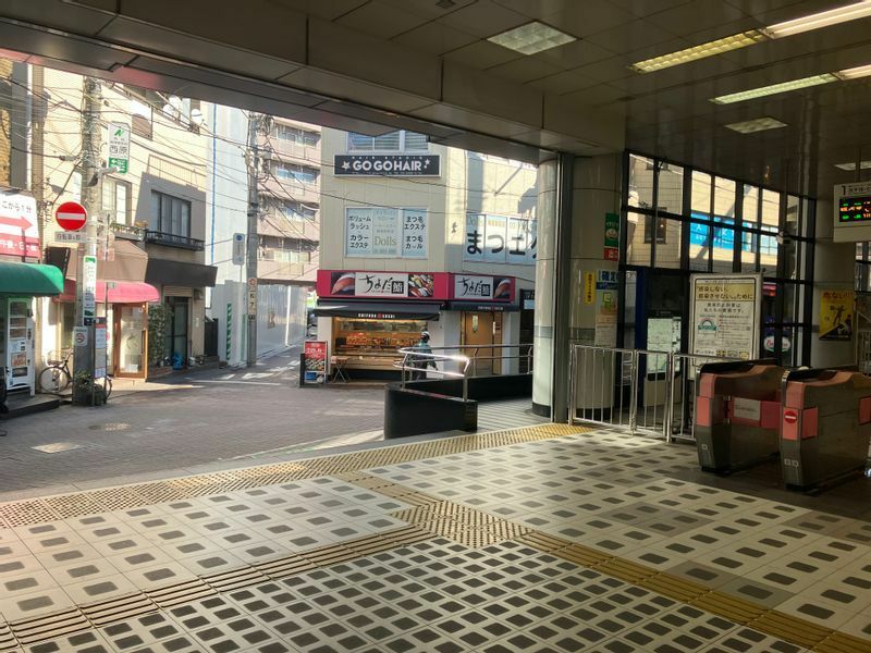 「立喰そば雪国」は梅島駅改札を出て右の路地すぐ10秒で到着（筆者撮影）