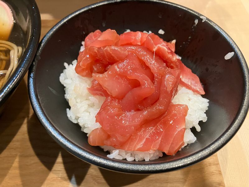 「ミニ漬けマグロ丼」（350円）がまた秀逸（筆者撮影）