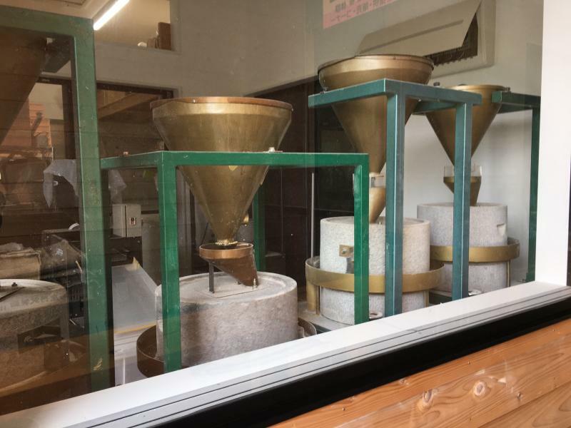 丹沢そばの製粉製麺室にある業務用電動石臼（筆者撮影）