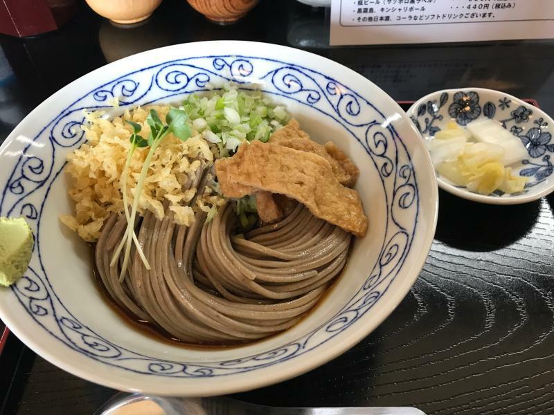 新松戸「たぬきときつね」のきれいに製麺された「冷したぬきそば」（筆者撮影）