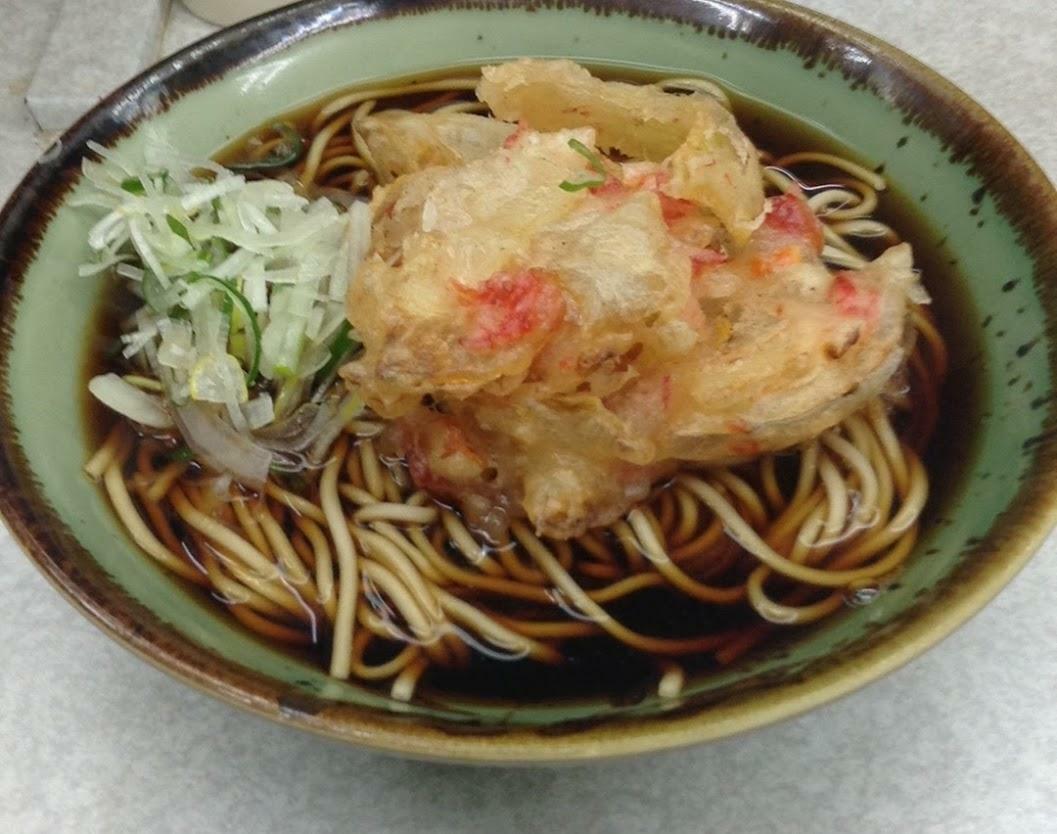 東京都渋谷区笹塚「柳屋」のかき揚げそばはゆで麺使用である（筆者撮影）