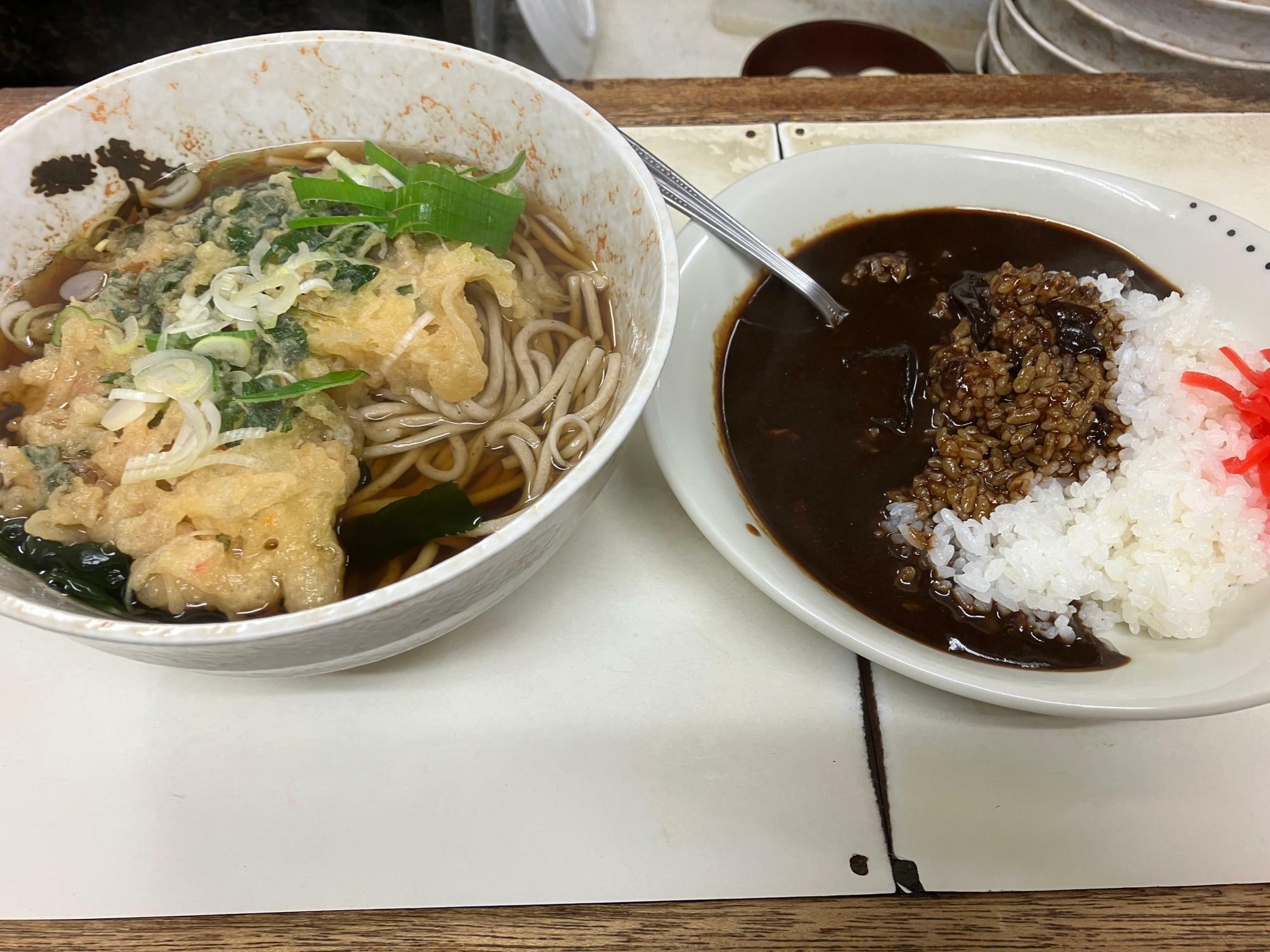 この黒いカレーが絶品だった（筆者撮影）