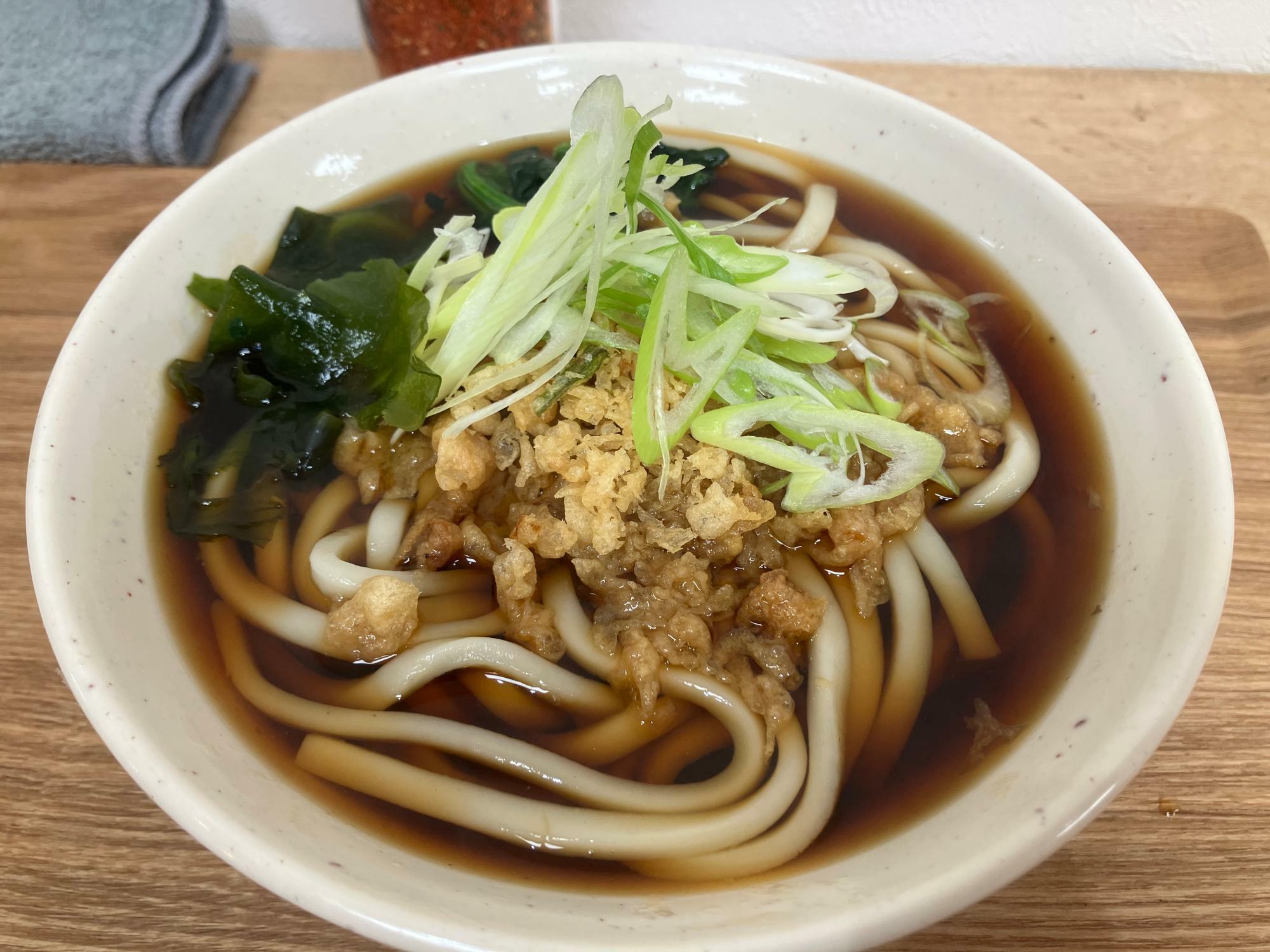 「たぬきうどん」もうまい（筆者撮影）