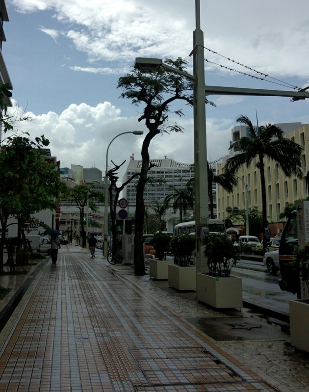 ４日午前那覇市内　不安定な空模様