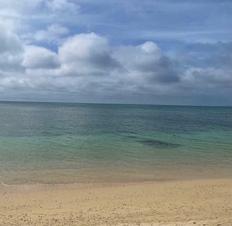 28日の沖縄本島中部の空と海（筆者撮影）